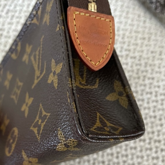 Authentic Louis Vuitton Toiletry Pouch 15 Monogram - Picture 12 of 14